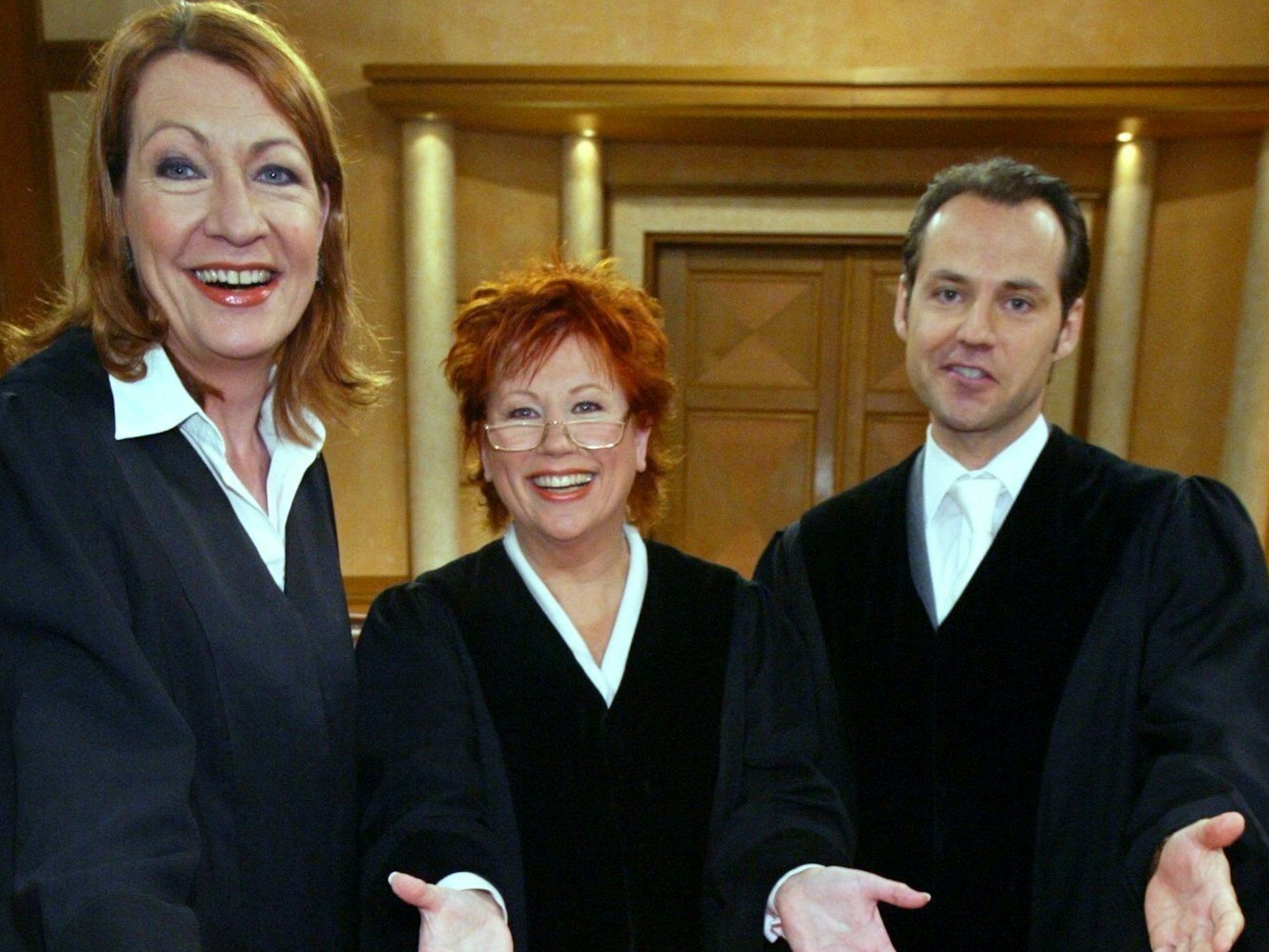 Fernsehrichterin Barbara Salesch (M) und ihre Kollegen, Rechtsanwältin Ulrike Tasic (l) und Staatsanwalt Bernd Römer, während der Feier zur 1000. Sendung ihrer Gerichtsshow "Richterin Barbara Salesch" 2004.