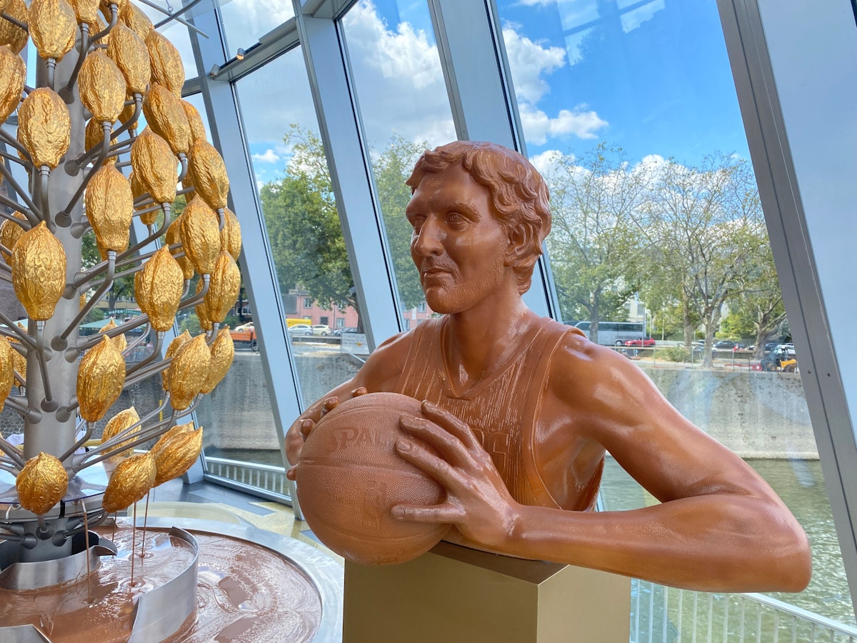 Schoko-Figur von Dirk Nowitzki steht im Schokoladenmuseum Köln gleich neben dem Schokobrunnen.