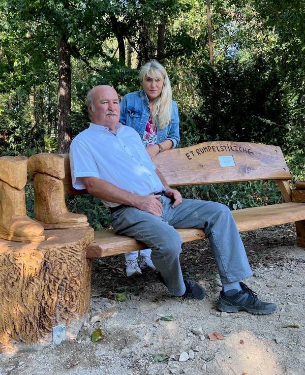 Gaby Schopps und Wilfried Jansen (Jugendfreund von Fritz Schopps) sitzen auf der neuen Rumpelbank am Wildpark in Dünnwald.