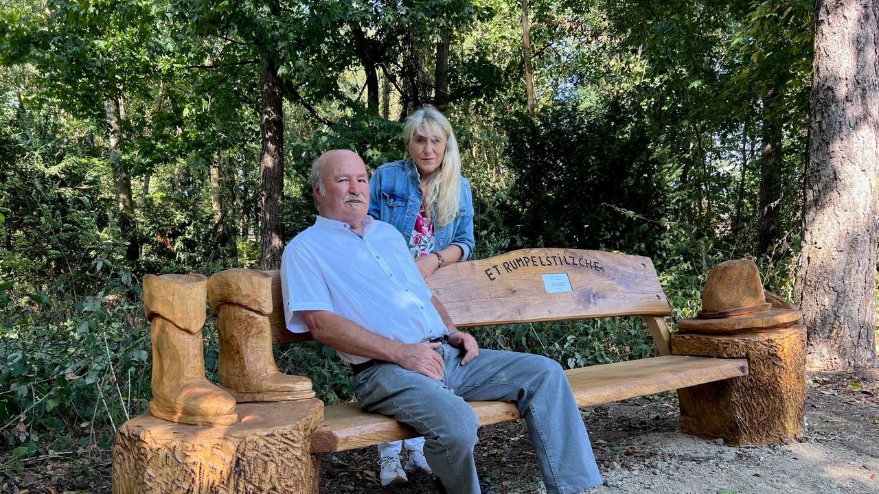 Gaby Schopps und Wilfried Jansen (Jugendfreund von Fritz Schopps) sitzen auf der neuen Rumpelbank am Wildpark in Dünnwald.
