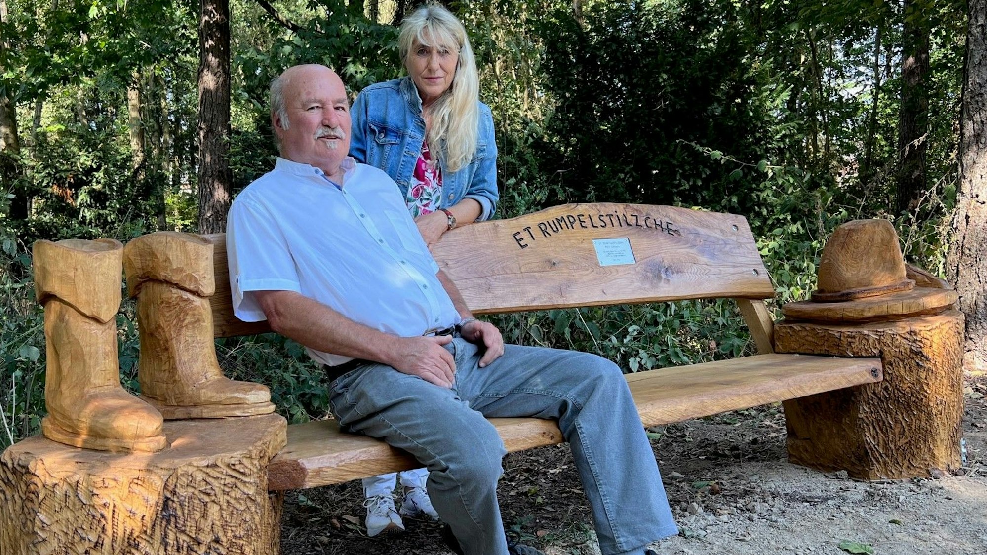 Gaby Schopps und Wilfried Jansen (Jugendfreund von Fritz Schopps) sitzen auf der neuen Rumpelbank am Wildpark in Dünnwald.