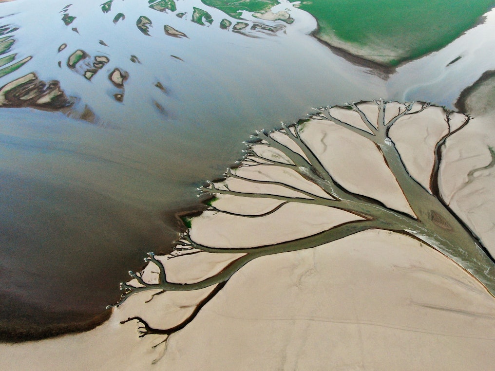 Wasser fließt durch Kanäle im Seebett des Poyang-Sees, Chinas größtem Süßwassersee, in der ostchinesischen Provinz Jiangxi (Luftaufnahme).