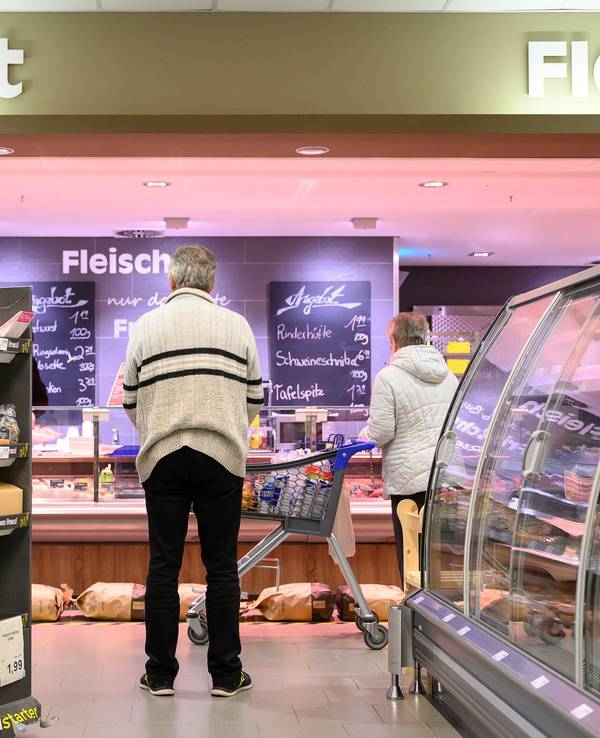 Ein beliebtes Fleisch-Produkt bei Edeka aus der Kühltheke wird aktuell zurückgerufen. Unser Symbolfoto zeigt Menschen beim Einkauf in einem Edeka.