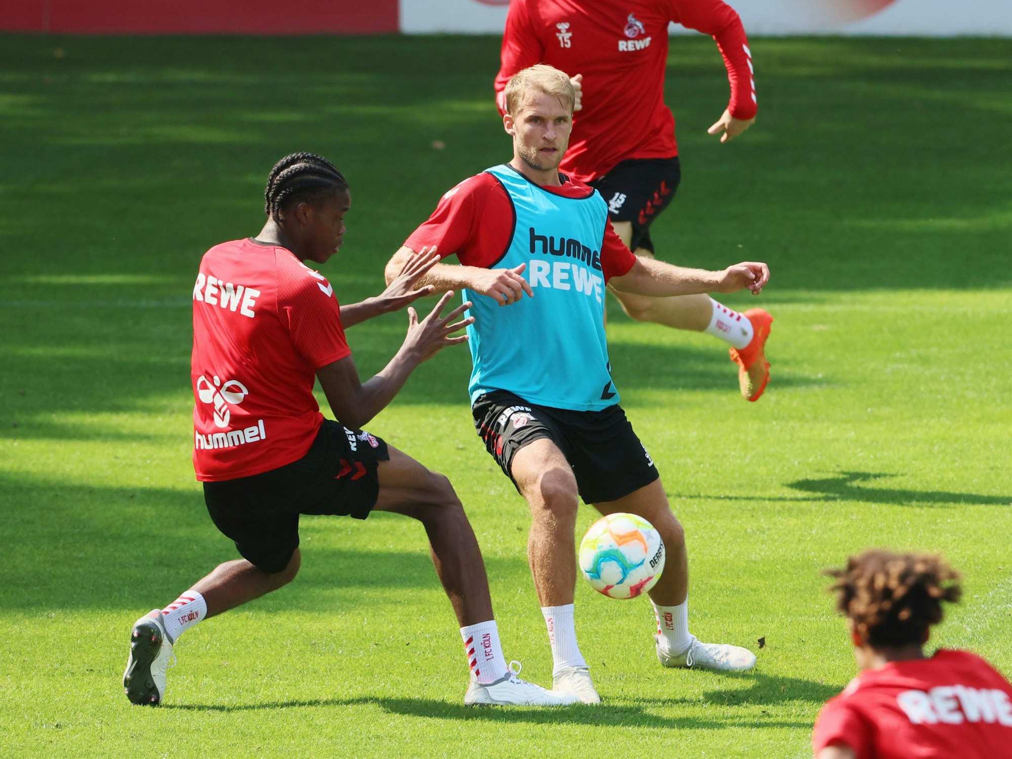 Am 31. August 2022 trainierte Sebastian Andersson (am Ball) noch ganz normal beim 1. FC Köln.