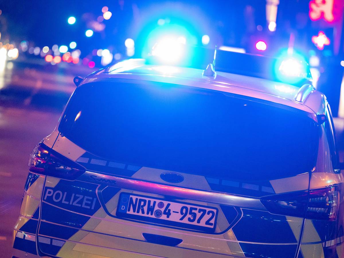 Ein Streifenwagen mit Blaulicht ist auf den Ringen im Einsatz.