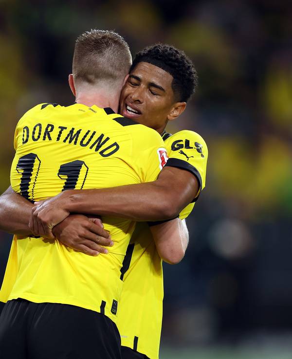 Marco Reus umarmt Teamkollege Jude Bellingham nach seinem Tor gegen die TSG Hoffenheim.