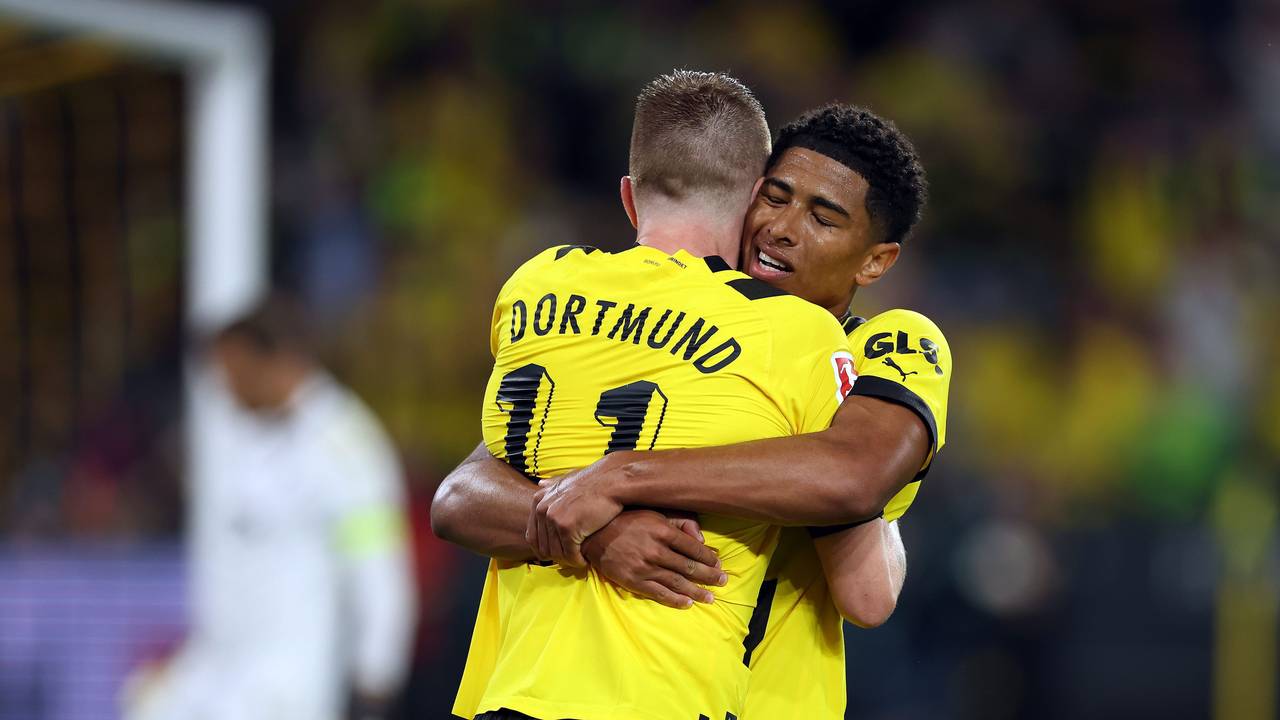 Marco Reus umarmt Teamkollege Jude Bellingham nach seinem Tor gegen die TSG Hoffenheim.