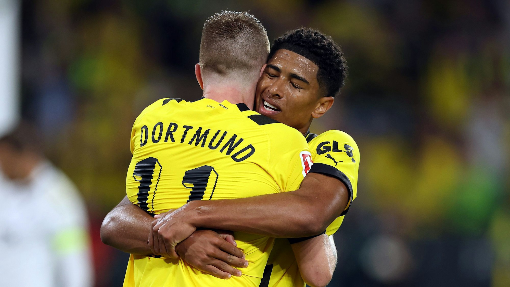 Marco Reus umarmt Teamkollege Jude Bellingham nach seinem Tor gegen die TSG Hoffenheim.