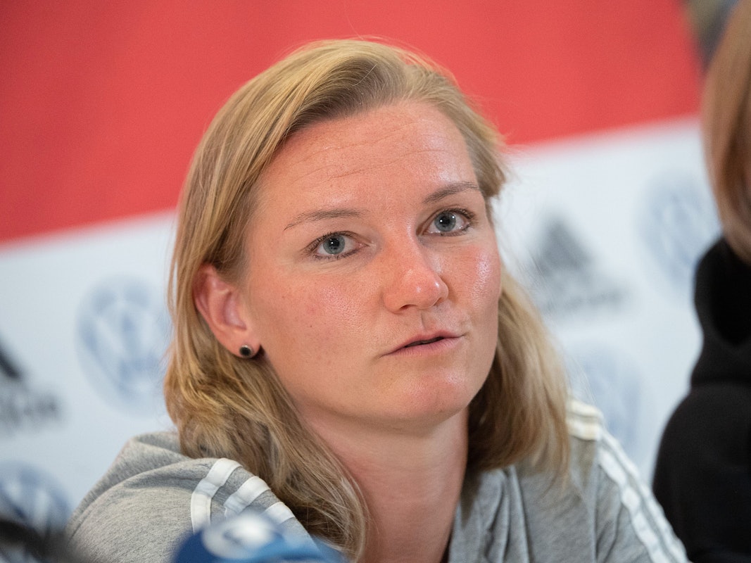Deutschlands Alexandra Popp spricht auf einer Pressekonferenz.