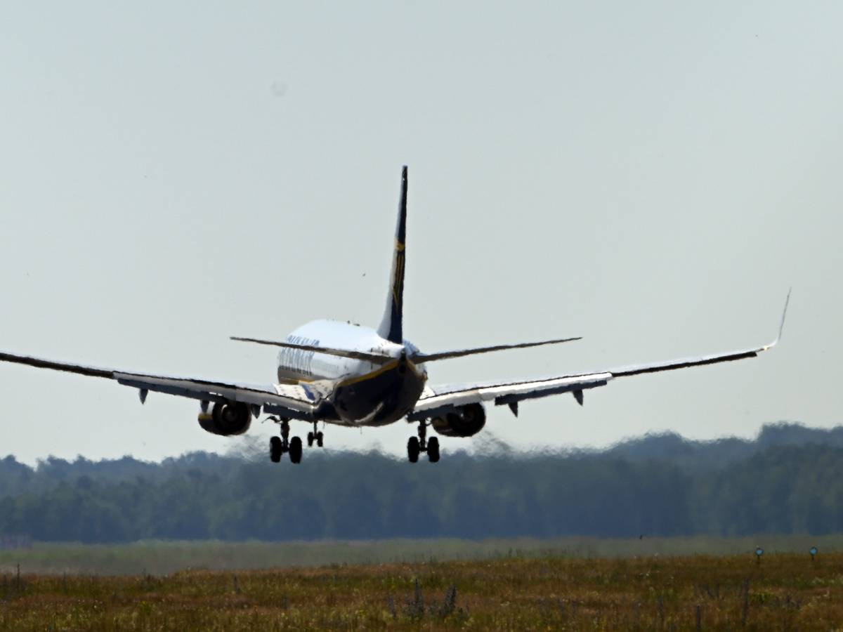 Ein Ryanair-Flugzeug bei der Landung auf dem Flughafen Köln-Bonn im Juni 2022.
