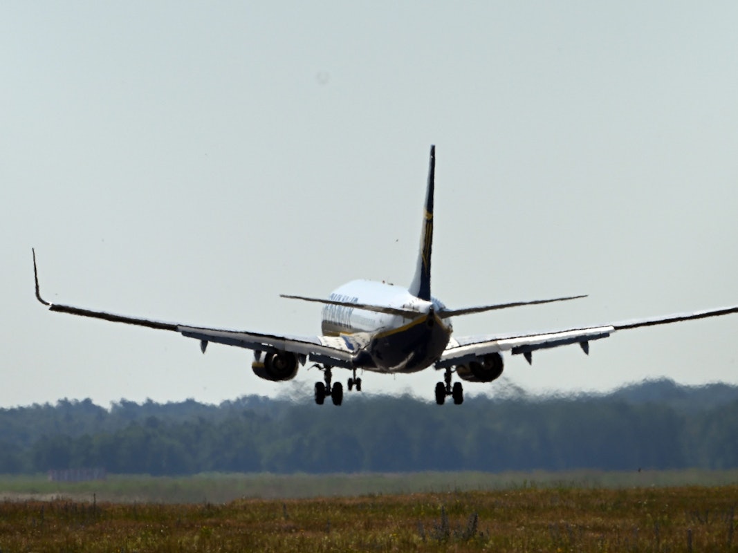 Ein Ryanair-Flugzeug bei der Landung auf dem Flughafen Köln-Bonn im Juni 2022.
