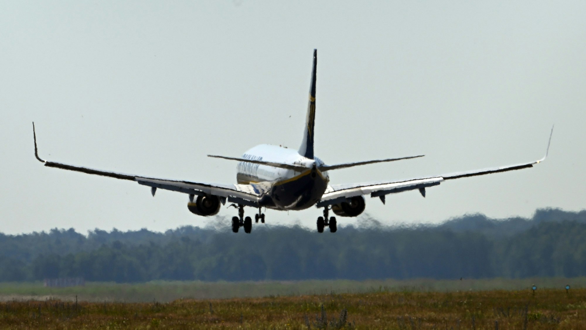 Ein Ryanair-Flugzeug bei der Landung auf dem Flughafen Köln-Bonn im Juni 2022.