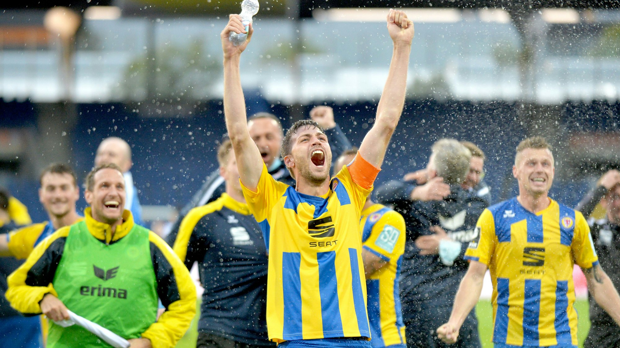 Benjamin Kessel feiert mit seinen Mitspielern von Eintracht Braunschweig den Aufstieg in die 2. Bundesliga