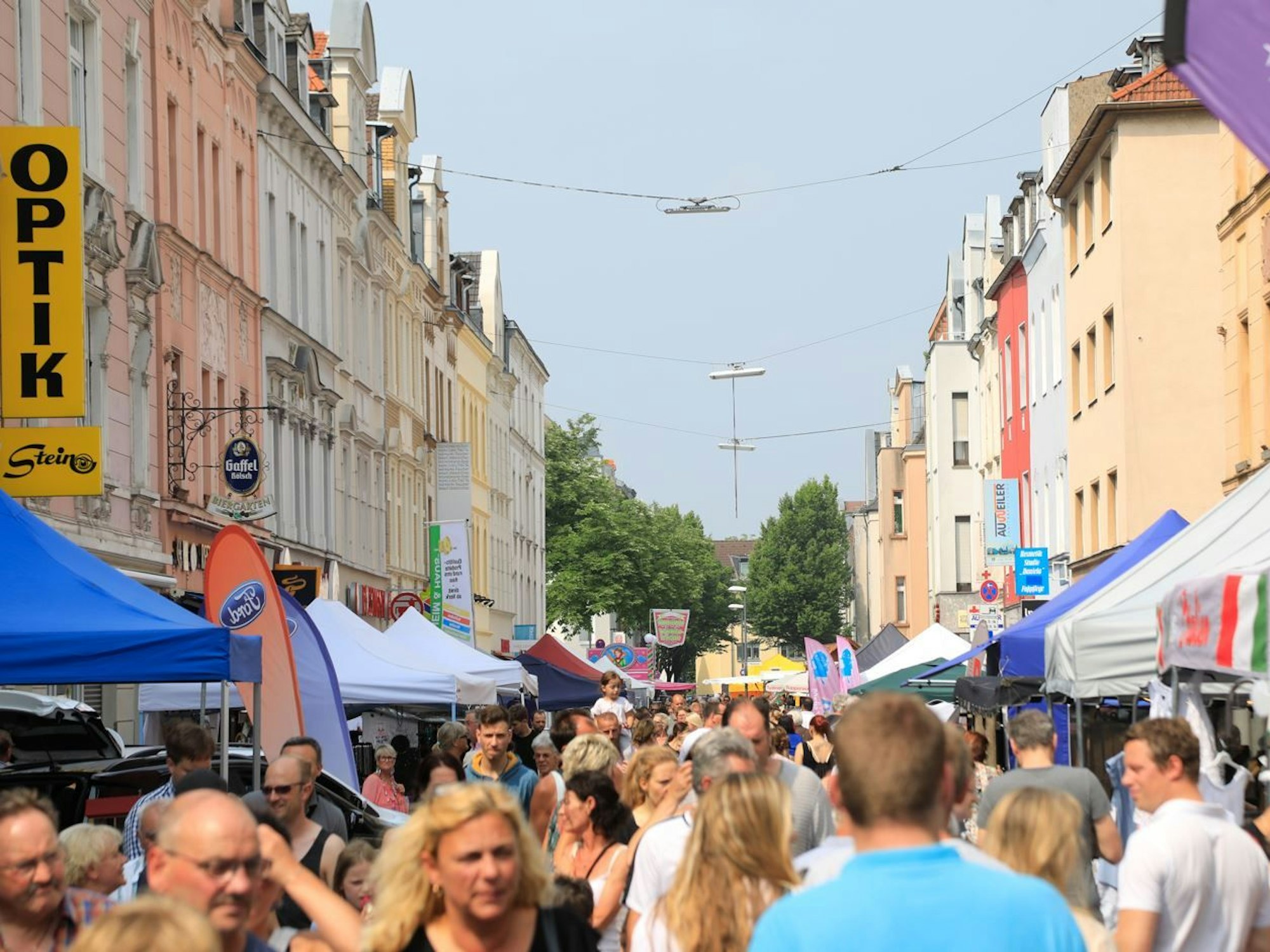 Menschen auf der Landmannstraße in Köln beim Straßenfest im Jahr 2018.