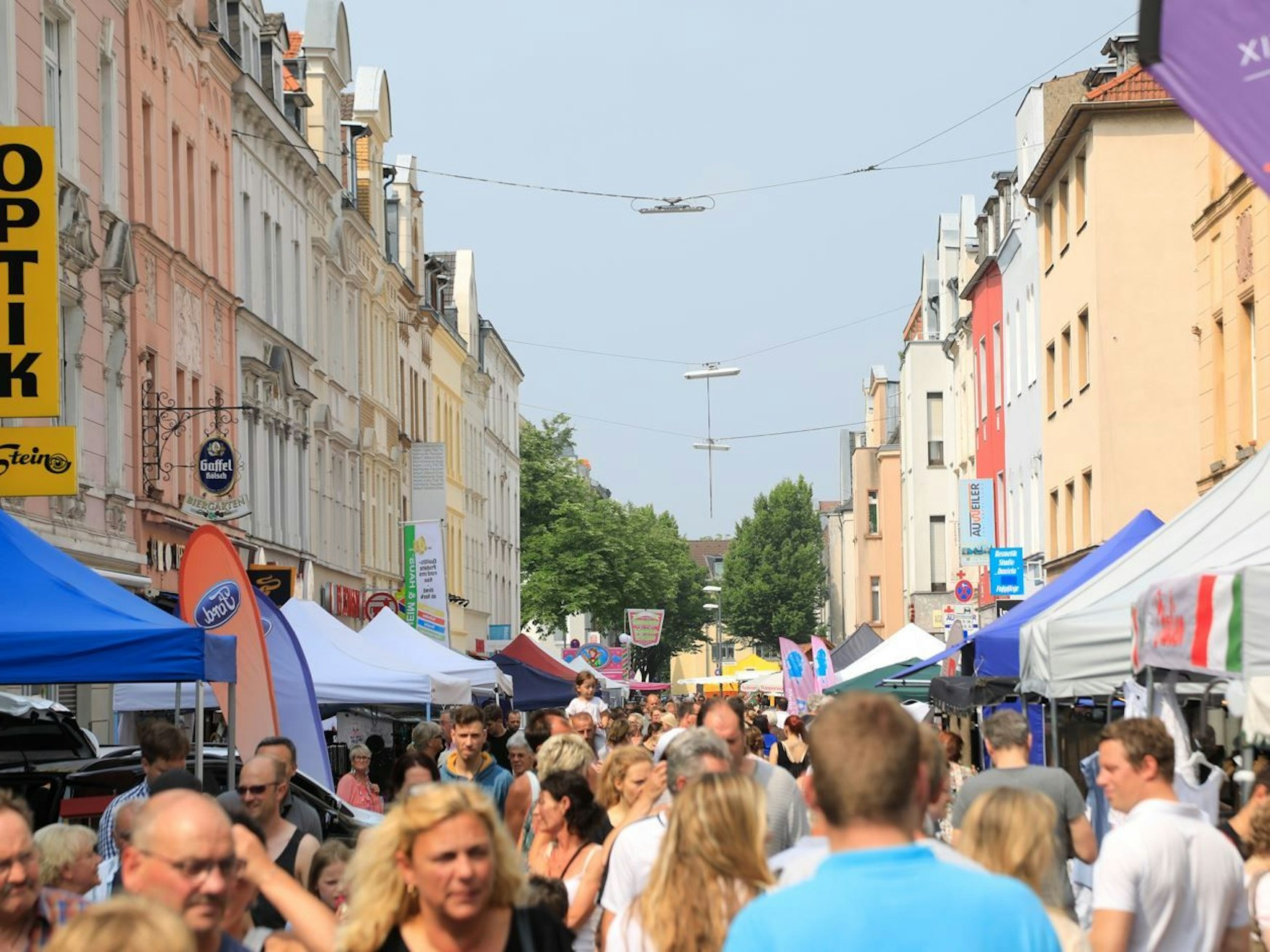 Menschen auf der Landmannstraße in Köln beim Straßenfest im Jahr 2018.