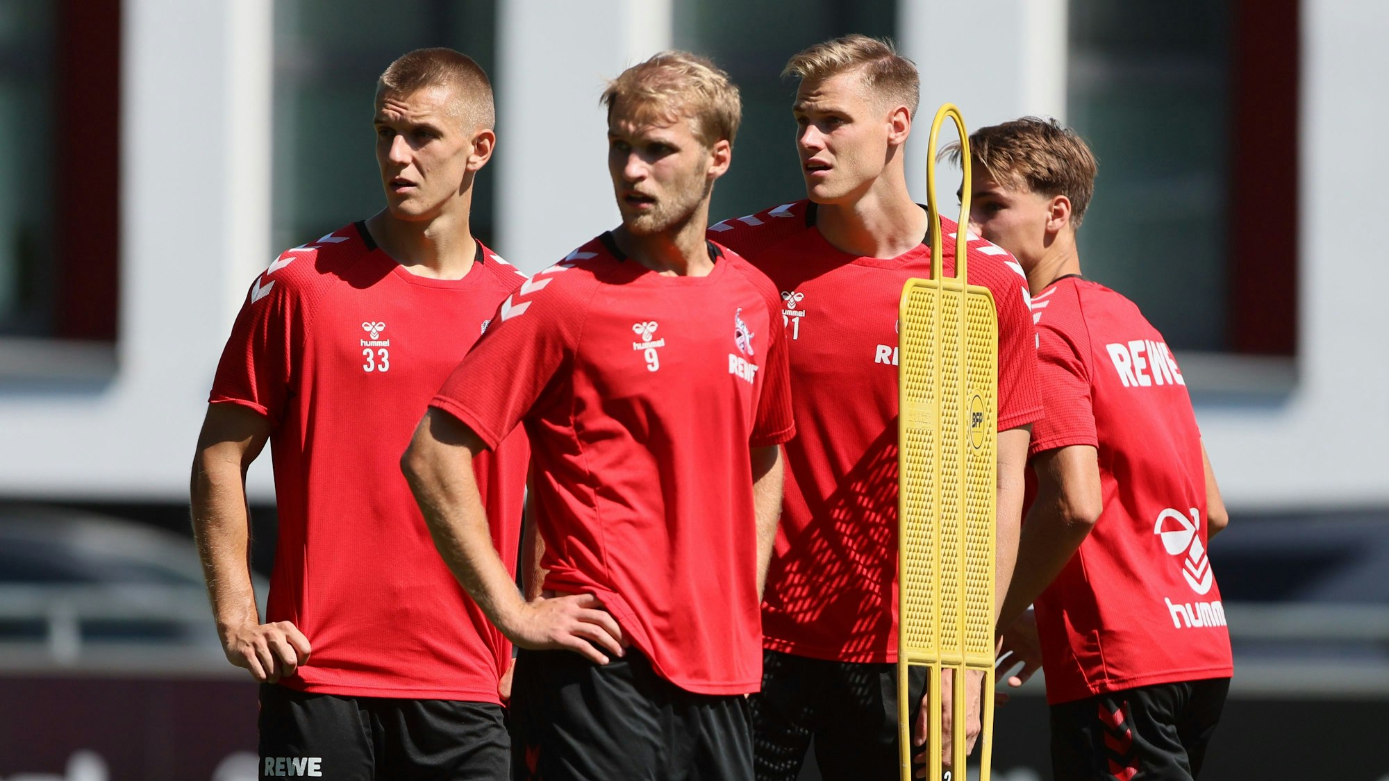 Florian Dietz fehlt gegen den VfL Wolfsburg genauso wie Sebastian Andersson (hier am 11. August 2022). Steffen Tigges und Tim Lemperle sind dabei (v.l.).
