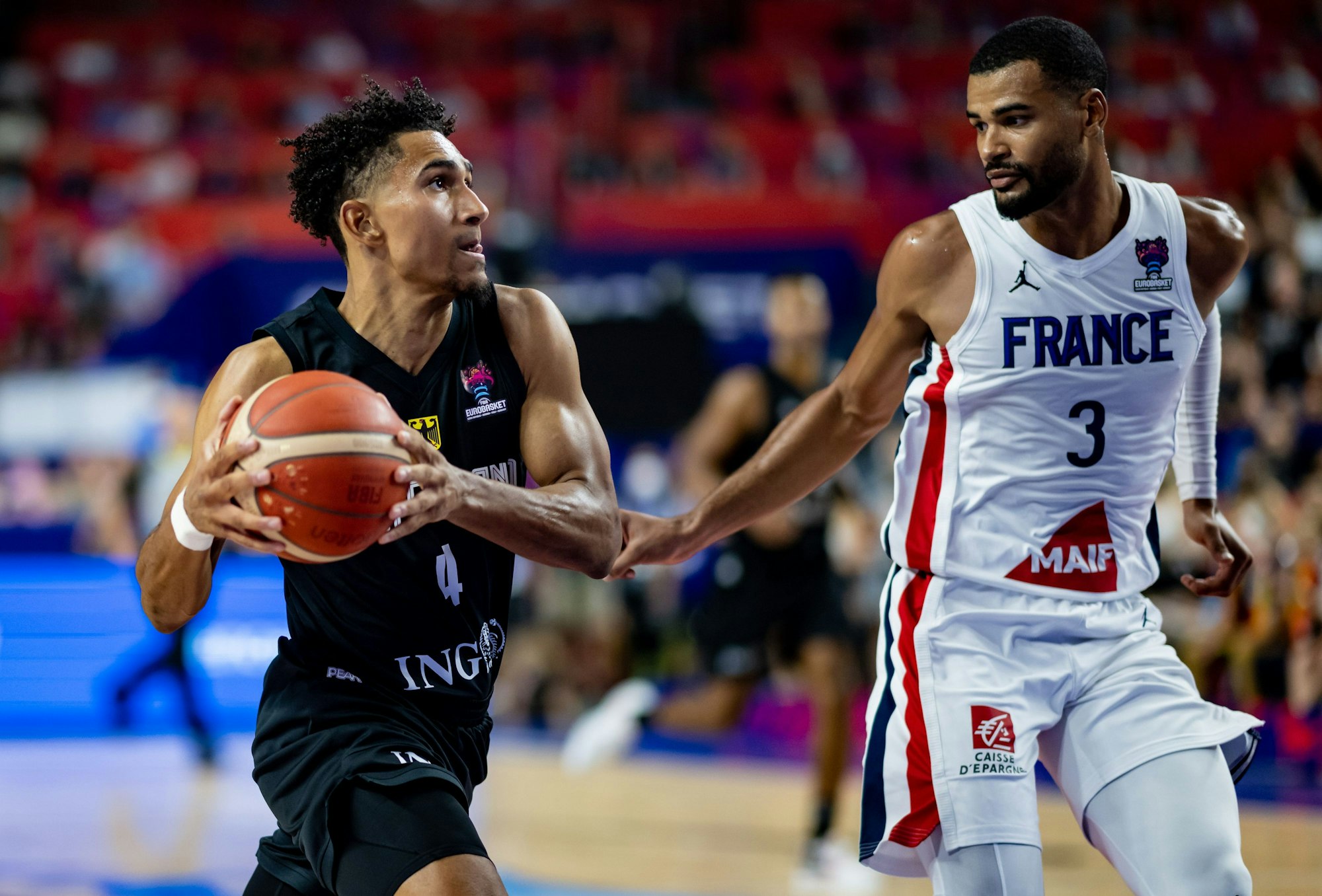 Maodo Lo hält bei der Basketball-EM im Spiel von Deutschland gegen Frankreich den Ball in den Händen
