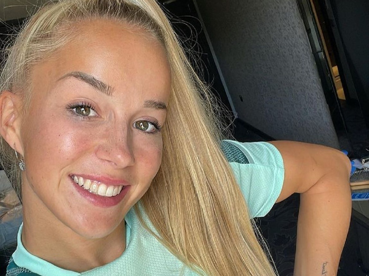 Fußball-Nationalspielerin Giulia Gwinn posiert für ein Selfie.