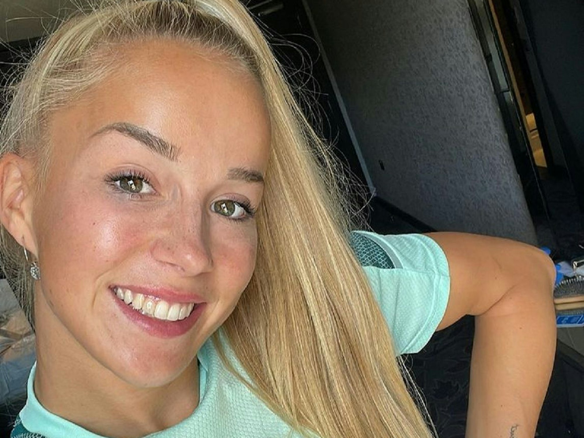 Fußball-Nationalspielerin Giulia Gwinn posiert für ein Selfie.