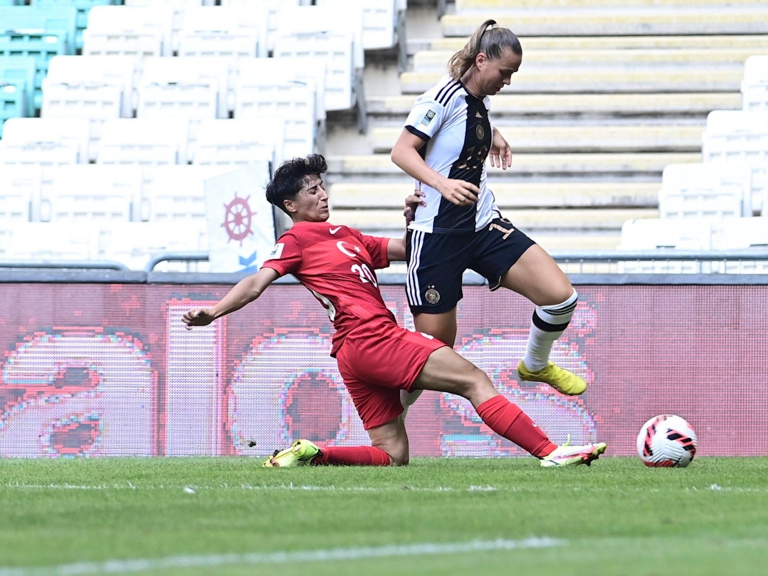 Klara Bühl und Elif Keskin kämpfen um den Ball.