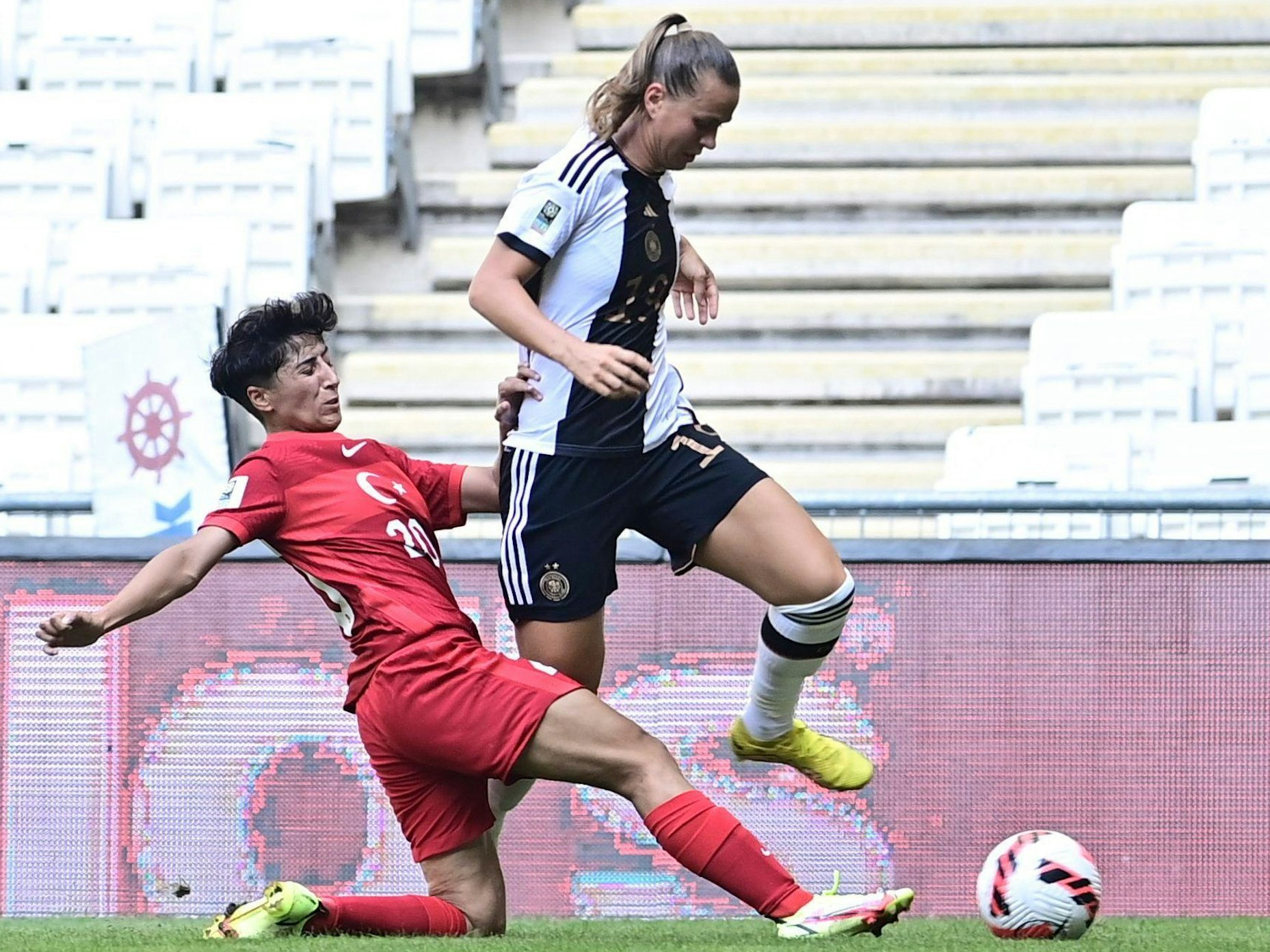 Klara Bühl und Elif Keskin kämpfen um den Ball.