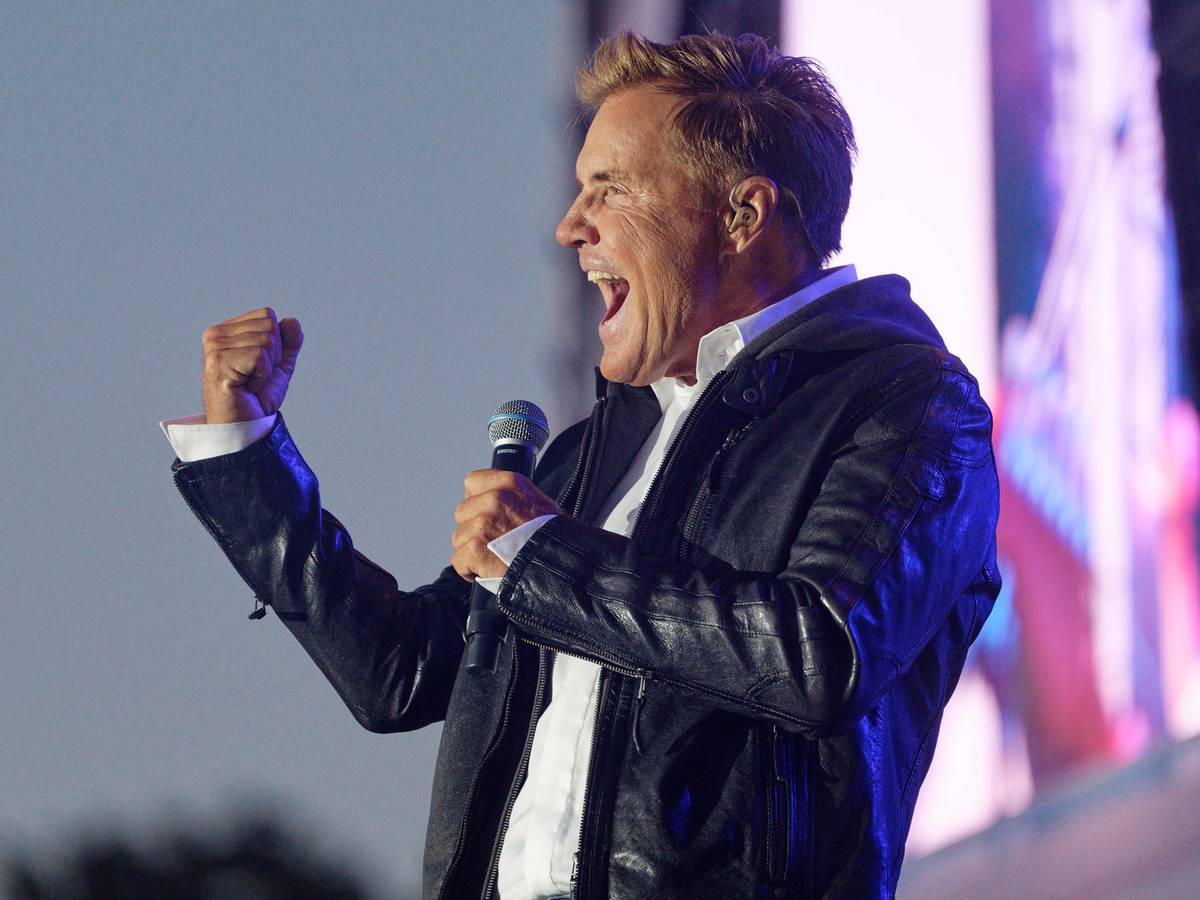 Der Sänger Dieter Bohlen steht beim Schlager-Event "Lieblingslieder" in der Rheinaue in Bonn auf der Bühne.
