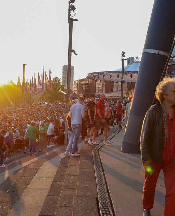 Lange Schlangen vor der Lanxess-Arena in Köln rund um die Basketball-EM.