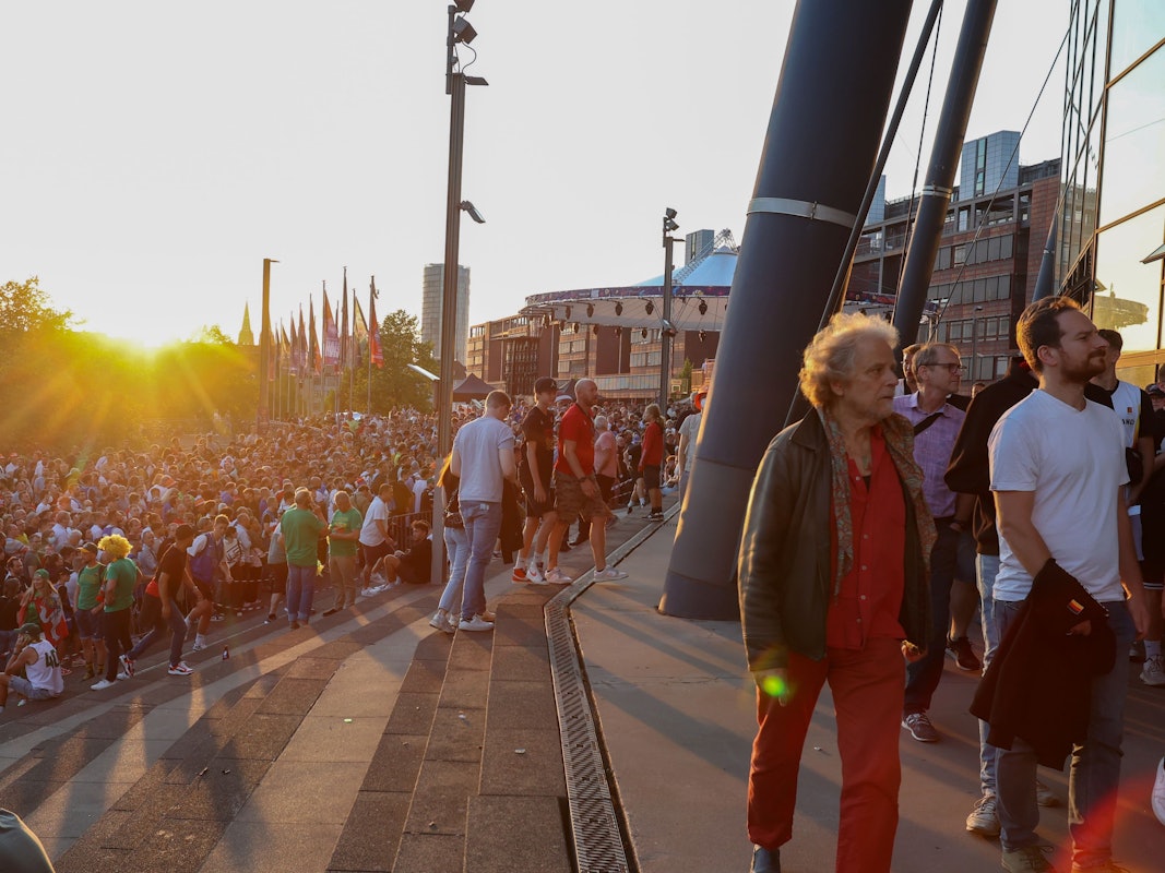 Lange Schlangen vor der Lanxess-Arena in Köln rund um die Basketball-EM.