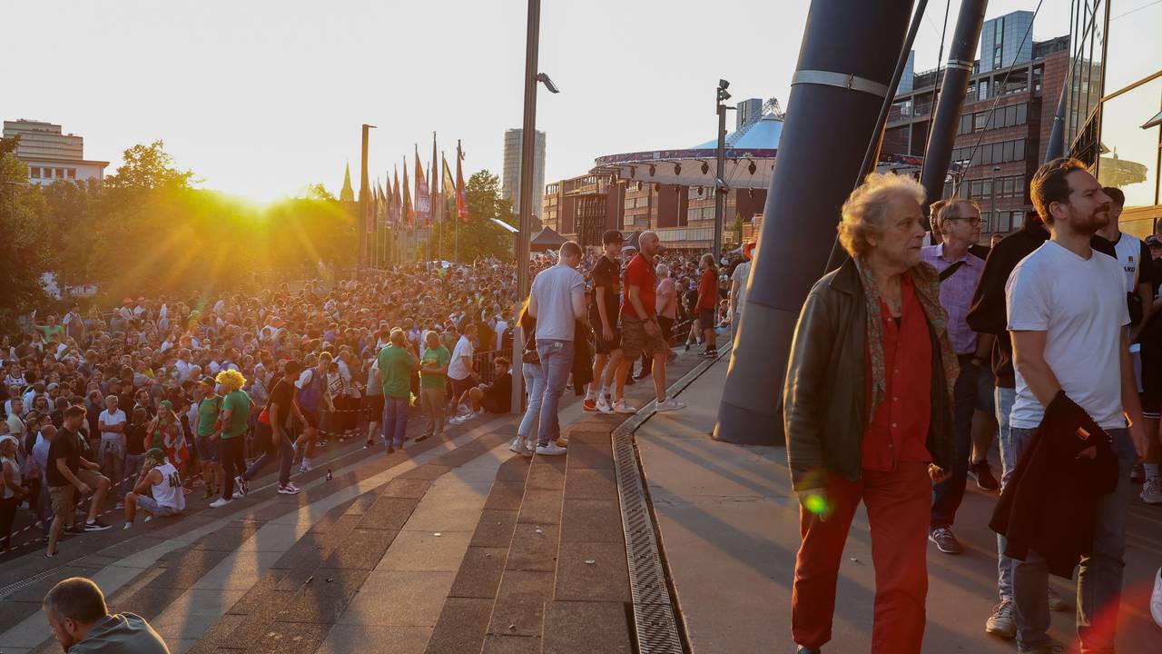 Lange Schlangen vor der Lanxess-Arena in Köln rund um die Basketball-EM.