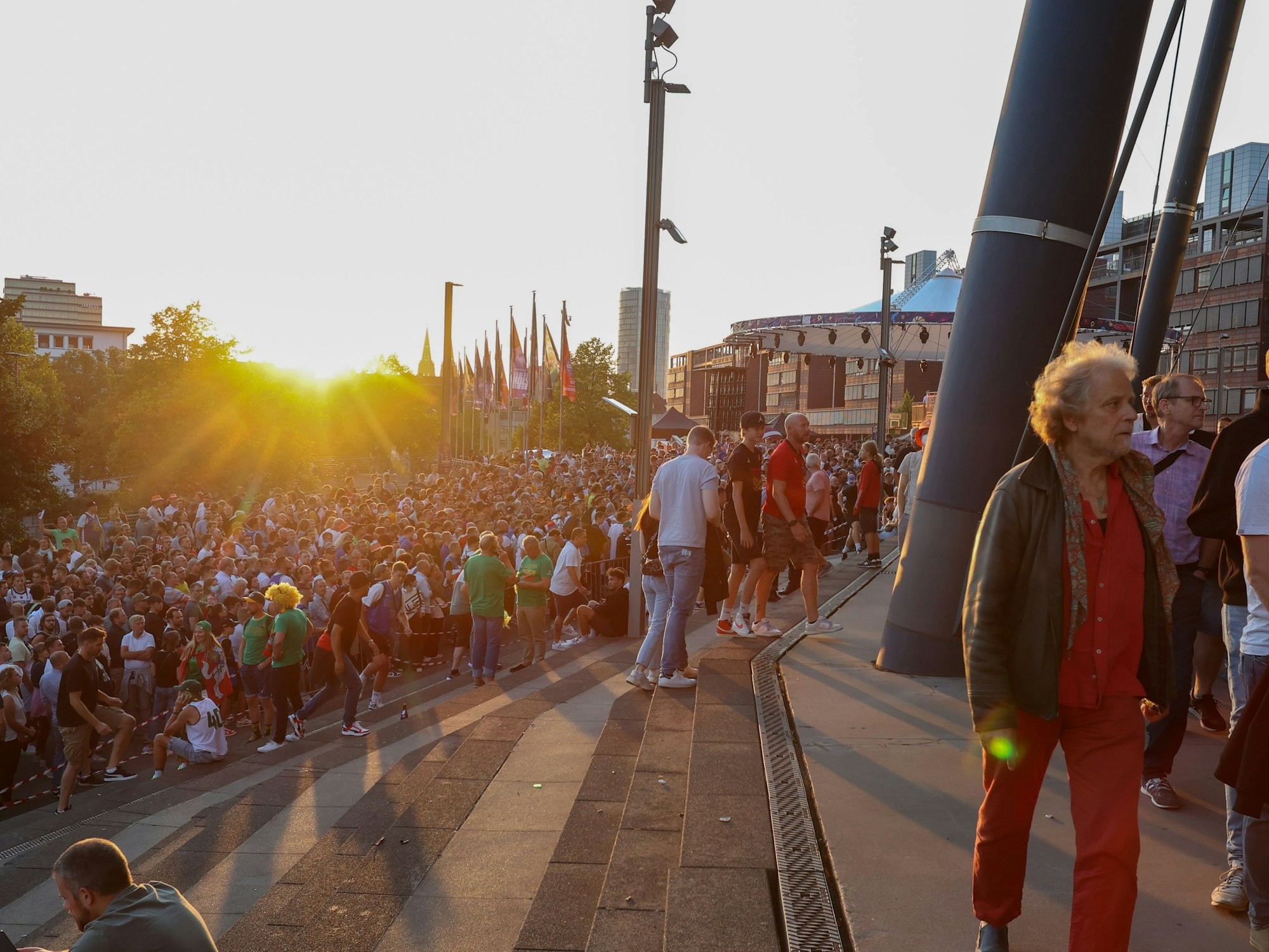 Lange Schlangen vor der Lanxess-Arena in Köln rund um die Basketball-EM.