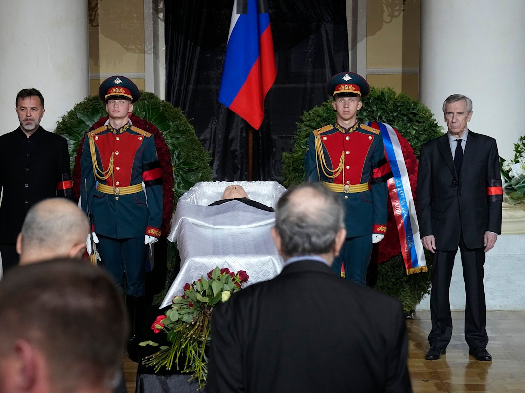 Menschen nehmen Abschied am offenen Sarg des ehemaligen sowjetischen Präsidenten Michail Gorbatschow in der Säulenhalle des Hauses der Gewerkschaften vorbei, während einer offiziellen Zeremonie. Er wird anschließend auf dem Moskauer Nowodewitschi-Friedhof neben seiner Frau Raisa beigesetzt.