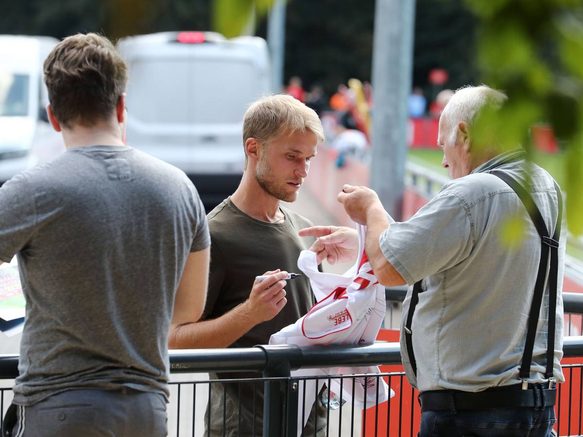 Sebastian Andersson gibt den Fans des 1. FC Köln Autogramme.