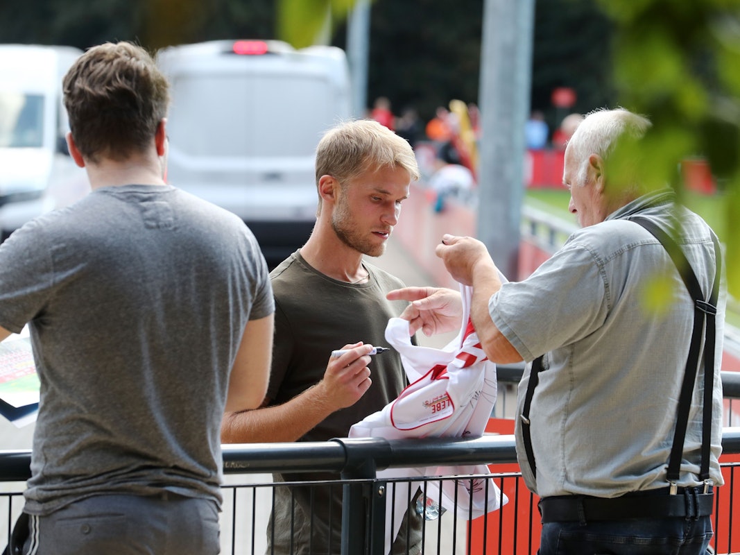 Sebastian Andersson gibt den Fans des 1. FC Köln Autogramme.