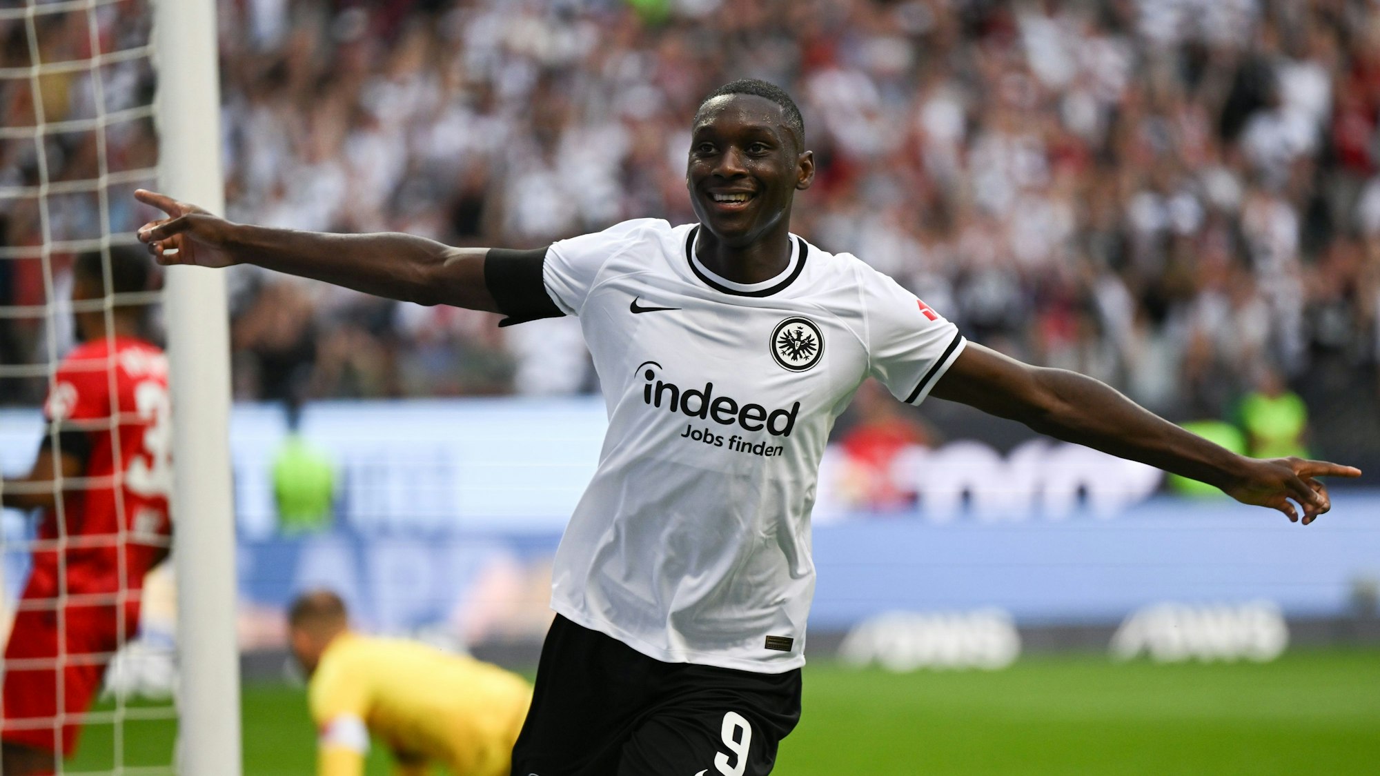 Randal Kolo Muani jubelt nach dem Tor zum 1:0 gegen RB Leipzig.