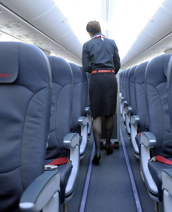 Eine Flugbegleiterin geht durch eine Boeing 737-800 der Air Berlin, aufgenommen am 24.02.2012 in Düsseldorf.