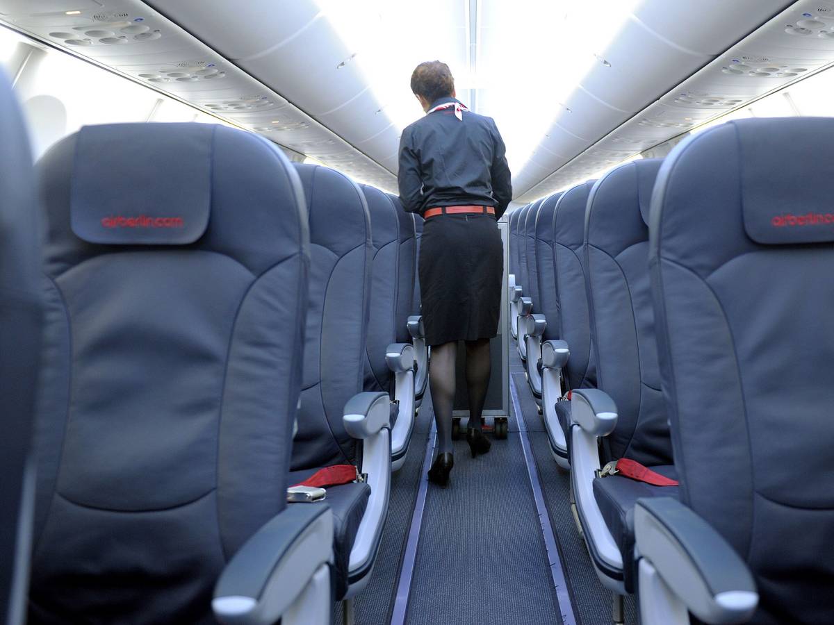 Eine Flugbegleiterin geht durch eine Boeing 737-800 der Air Berlin, aufgenommen am 24.02.2012 in Düsseldorf.