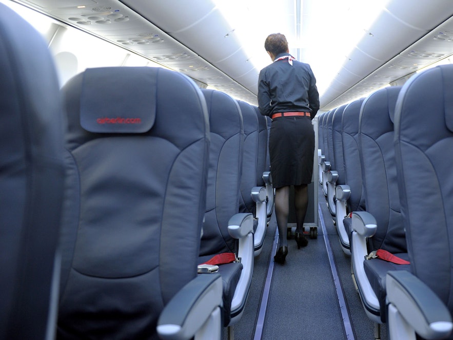 Eine Flugbegleiterin geht durch eine Boeing 737-800 der Air Berlin, aufgenommen am 24.02.2012 in Düsseldorf.