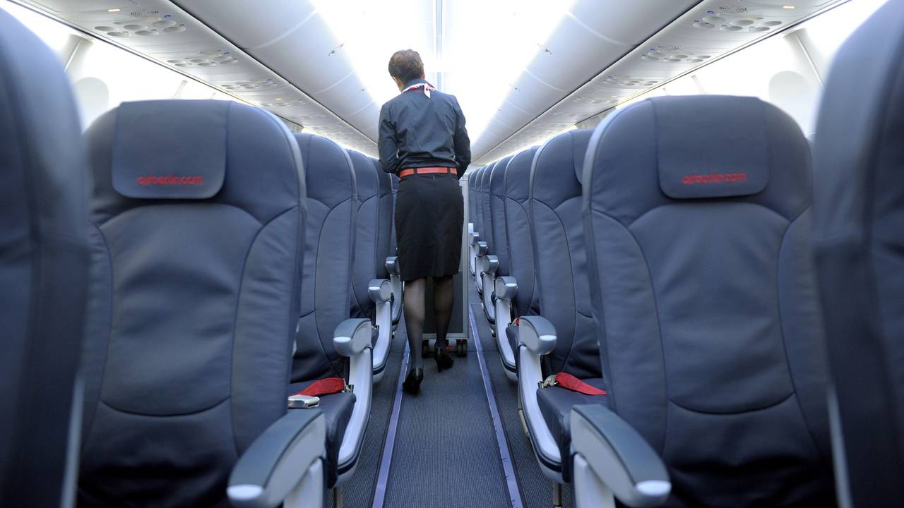 Eine Flugbegleiterin geht durch eine Boeing 737-800 der Air Berlin, aufgenommen am 24.02.2012 in Düsseldorf.