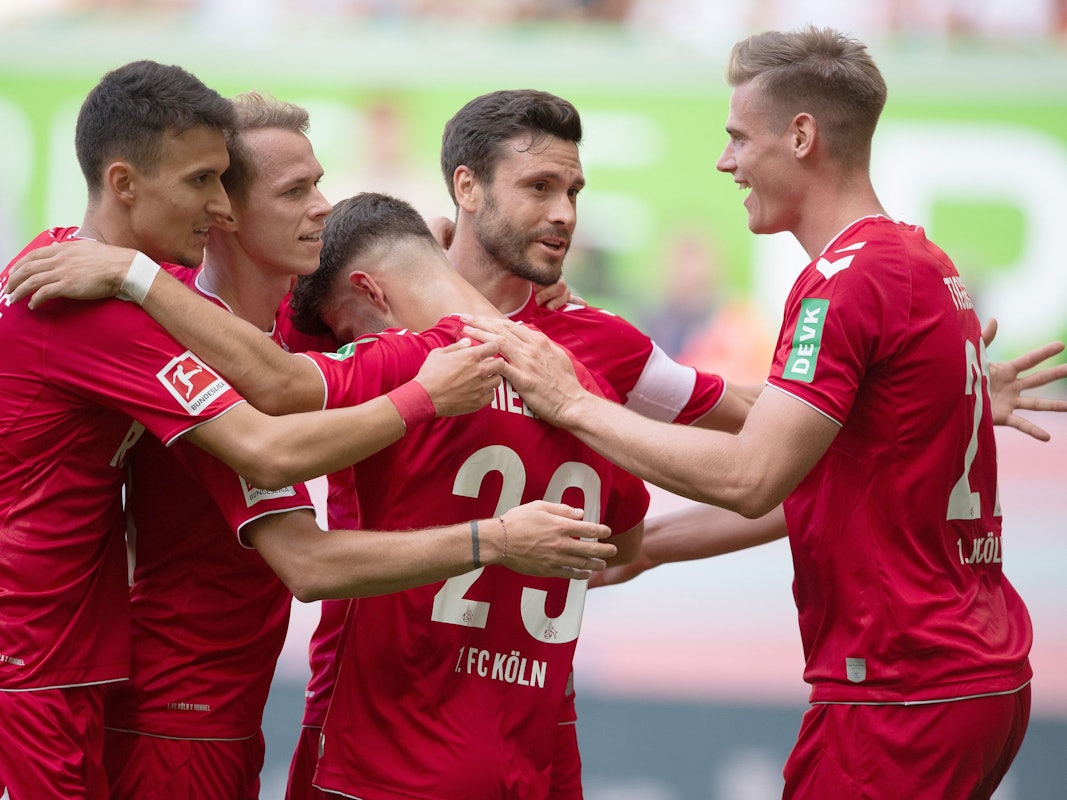 Die FC-Profis jubeln über den ersten Saison-Auswärtssieg und das 4:2 beim VfL Wolfsburg.