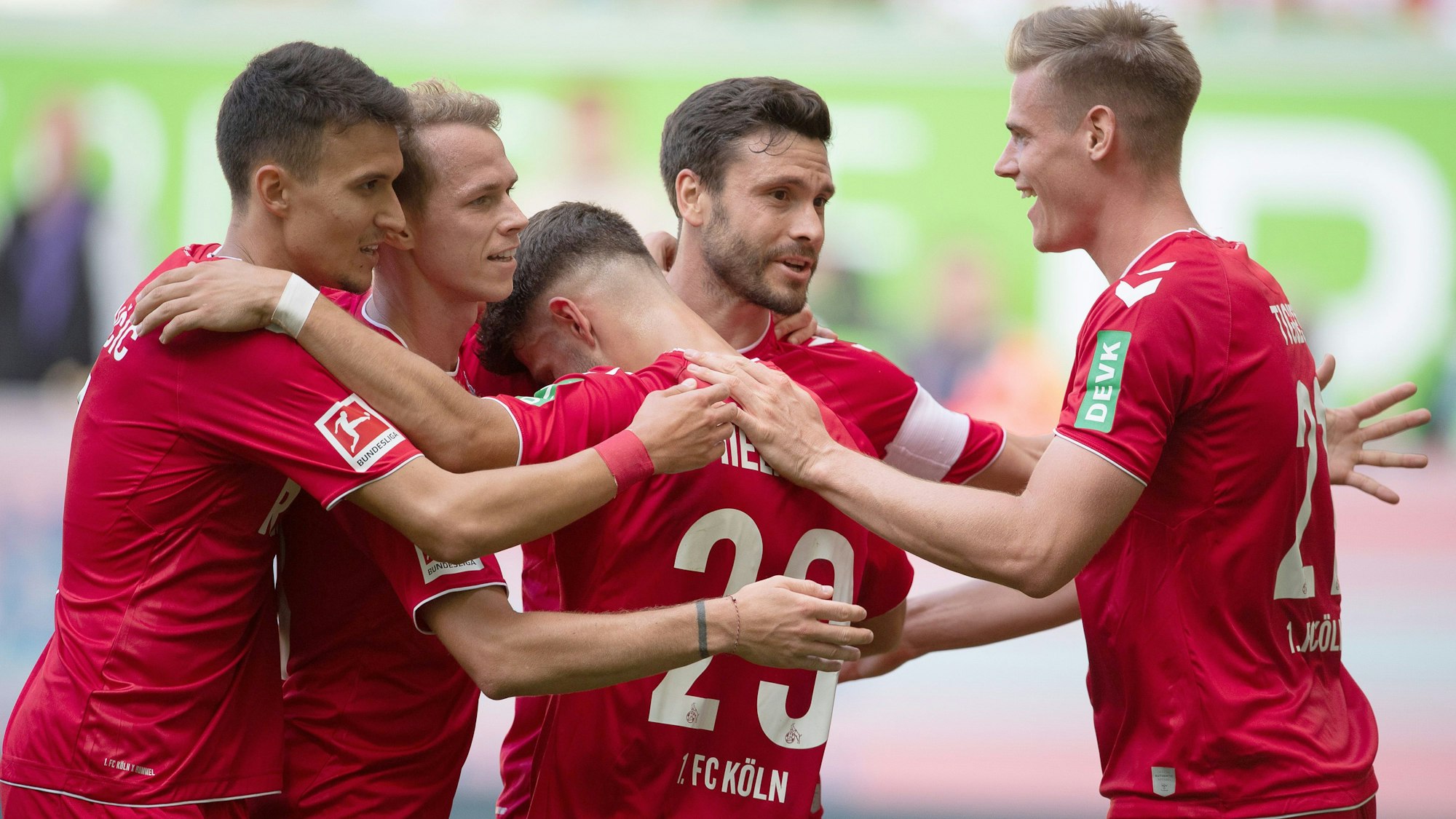 Die FC-Profis jubeln über den ersten Saison-Auswärtssieg und das 4:2 beim VfL Wolfsburg.