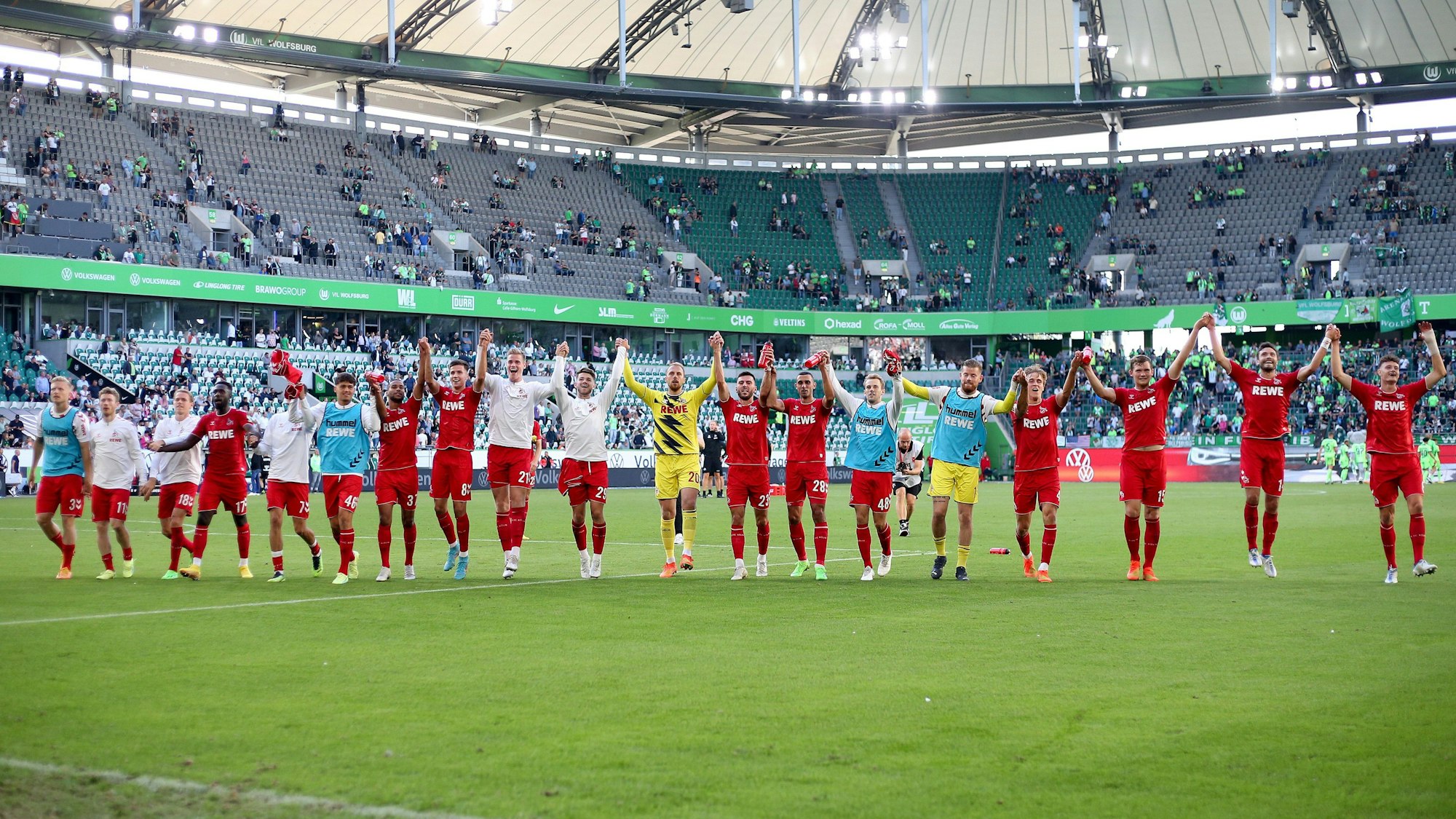 Der 1. FC Köln feierte den 4:2-Sieg beim VfL Wolfsburg am Samstag (3. September 2022) vor seinen mitgereisten Fans.