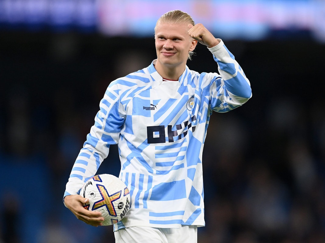 Erling Haaland jubelt mit erhobener Faust und dem Spielball in der Hand nach einem Hattrick für Manchester City