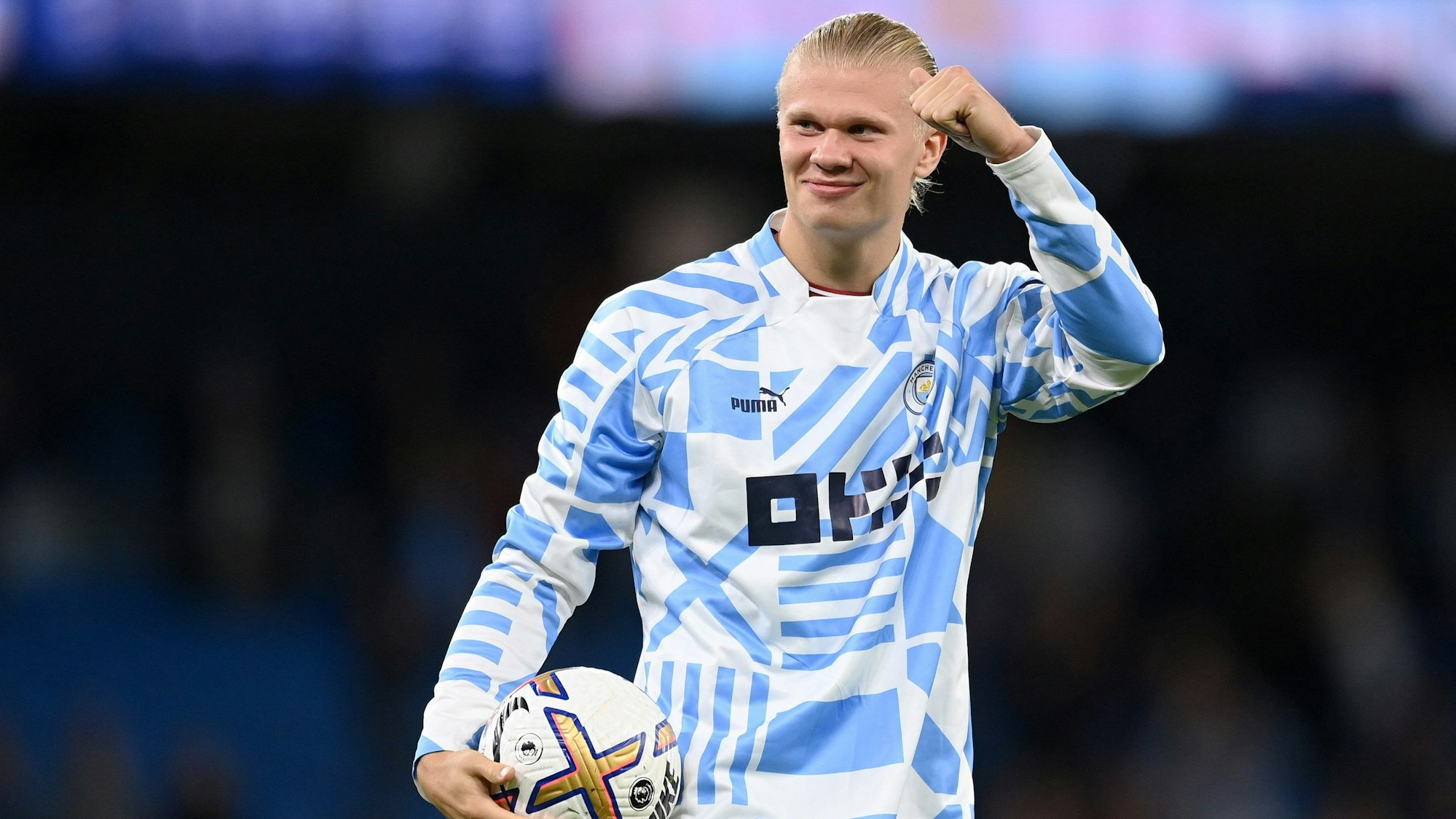 Erling Haaland jubelt mit erhobener Faust und dem Spielball in der Hand nach einem Hattrick für Manchester City