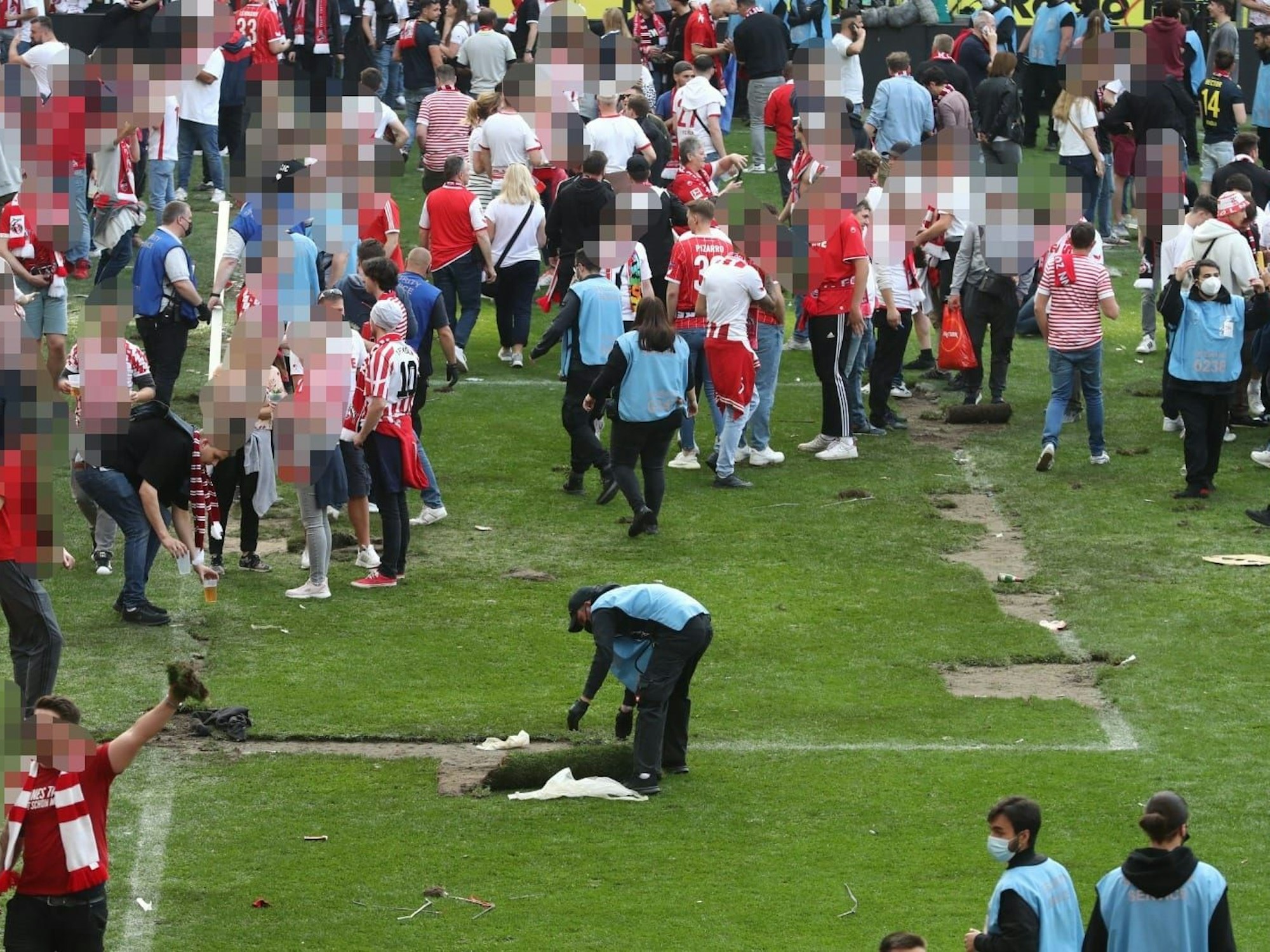 Platzsturm nach dem Spiel Köln gegen Wolfsburg.