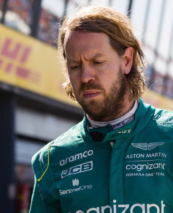 Sebastian Vettel geht am Rande des Qualifyings der Formel 1 geknickt durch die Boxengasse.