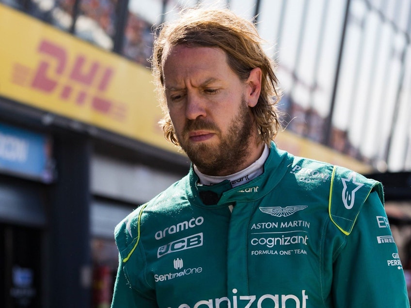 Sebastian Vettel geht am Rande des Qualifyings der Formel 1 geknickt durch die Boxengasse.