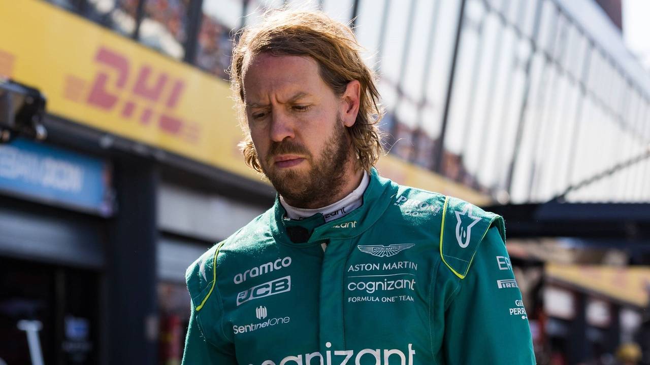 Sebastian Vettel geht am Rande des Qualifyings der Formel 1 geknickt durch die Boxengasse.