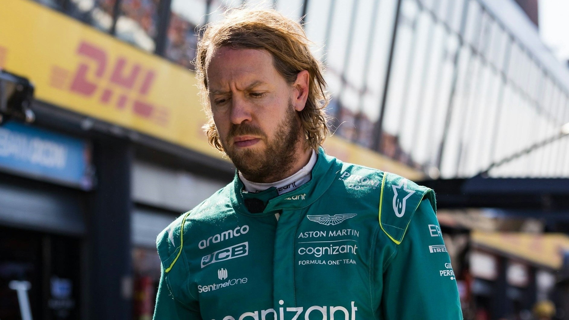 Sebastian Vettel geht am Rande des Qualifyings der Formel 1 geknickt durch die Boxengasse.