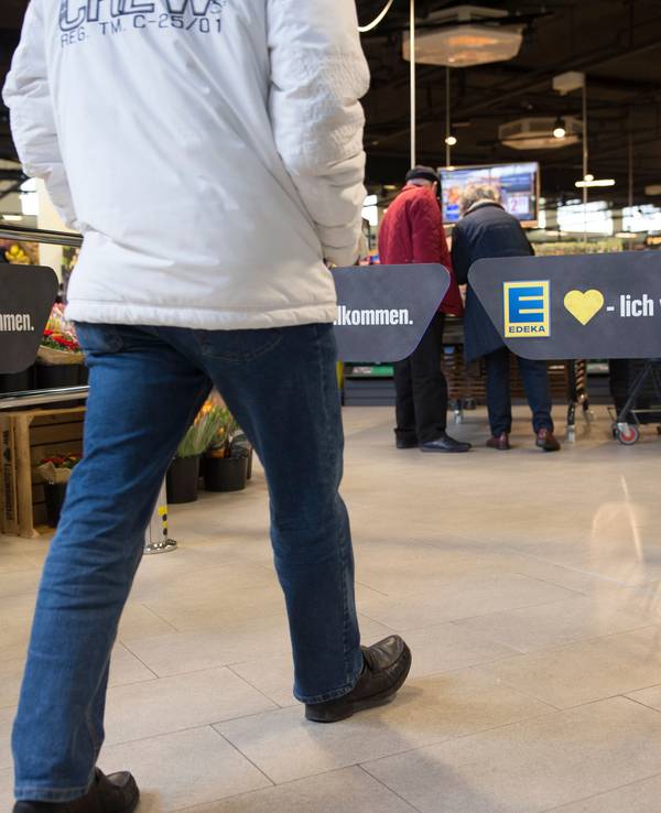 Ein Mann geht am 13.03.2017 in Berlin in die neue Edeka-Filiale am Tempelhofer Damm.