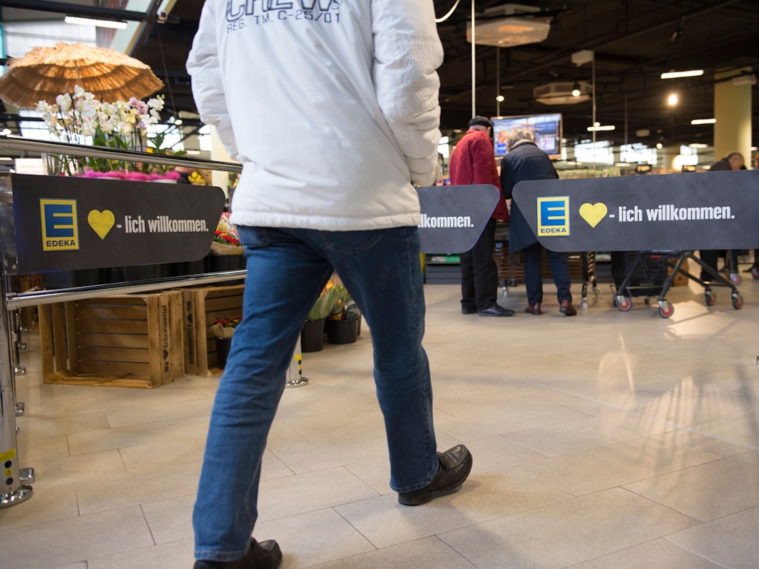 Ein Mann geht am 13.03.2017 in Berlin in die neue Edeka-Filiale am Tempelhofer Damm.